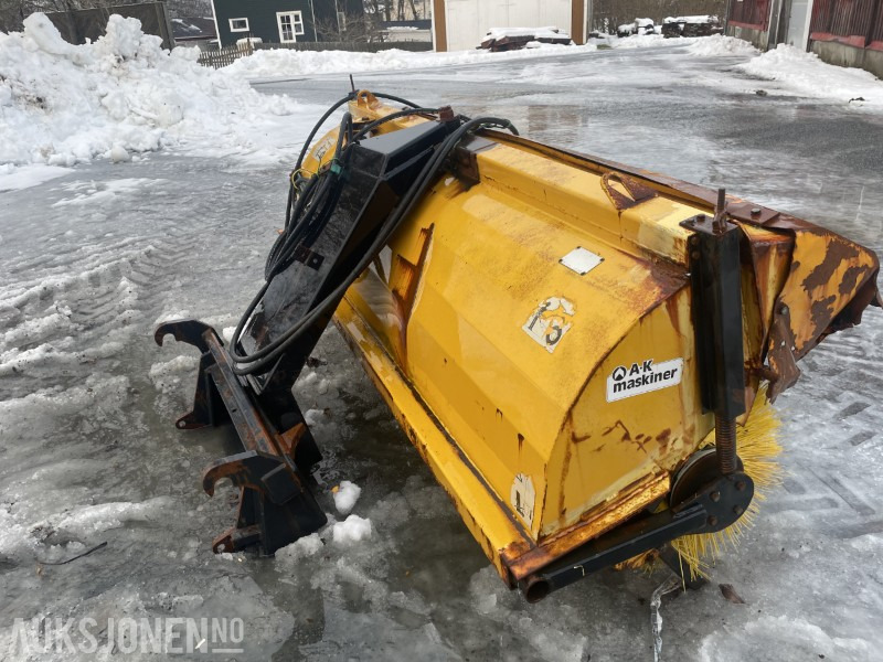 2003 Tellefsdal Feiekost 200 cm m/ hydraulisk og BM-feste - Anleggsmaskiner: bilde 3 2003 Tellefsdal Feiekost 200 cm m/ hydraulisk og BM-feste - Anleggsmaskiner: bilde 3