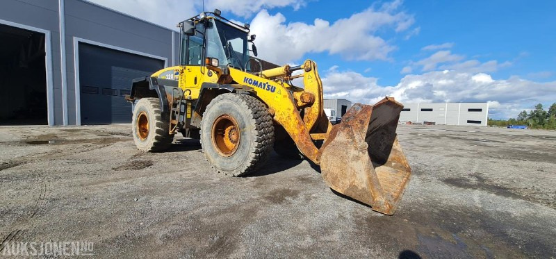 2004 Komatsu WA320, kun 9.000 arbeidstimer! Pallegafler + Skuffe inkludert, 3dje funksjon, SERTIFISERT! - Hjullaster: bilde 4 2004 Komatsu WA320, kun 9.000 arbeidstimer! Pallegafler + Skuffe inkludert, 3dje funksjon, SERTIFISERT! - Hjullaster: bilde 4