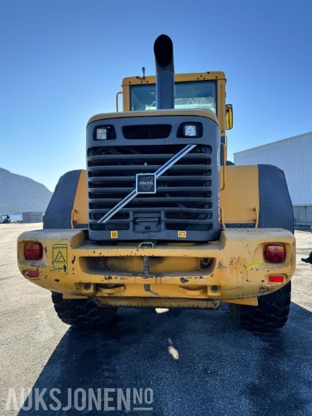 2004 Volvo L60E hjullaster - Pallegaffel - V-plog - Diagonalplog - Sandstrøer - 3 skuffer - Spesialpallegaffel med tilt - Sertifisert - Hjullaster: bilde 5 2004 Volvo L60E hjullaster - Pallegaffel - V-plog - Diagonalplog - Sandstrøer - 3 skuffer - Spesialpallegaffel med tilt - Sertifisert - Hjullaster: bilde 5