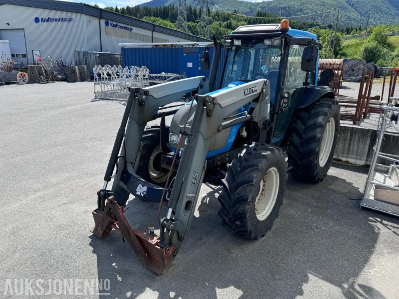 2006 Valtra A95 - 4x4 - 40 km/t - Kun gått 2701 timer - Frontlaster - Triangel og toppstag - Traktor: bilde 1 2006 Valtra A95 - 4x4 - 40 km/t - Kun gått 2701 timer - Frontlaster - Triangel og toppstag - Traktor: bilde 1