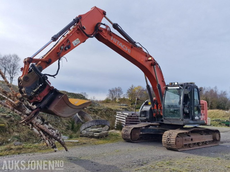 2009 Hitachi ZX225USLC-3 Beltegraver m/GPS/Rototilt med klype/3 skuffer, 12800 timer - Gravemaskin: bilde 1 2009 Hitachi ZX225USLC-3 Beltegraver m/GPS/Rototilt med klype/3 skuffer, 12800 timer - Gravemaskin: bilde 1