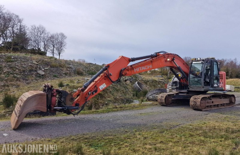 2009 Hitachi ZX225USLC-3 Beltegraver m/GPS/Rototilt med klype/Pusseskuffe, 12800 timer - Gravemaskin: bilde 2 2009 Hitachi ZX225USLC-3 Beltegraver m/GPS/Rototilt med klype/Pusseskuffe, 12800 timer - Gravemaskin: bilde 2