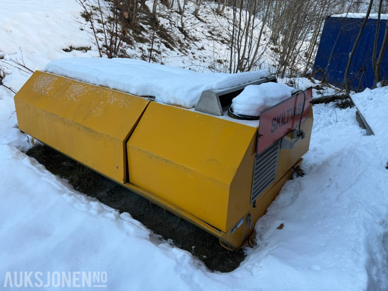 2010 Skiltvasker, feiekost og sandspreder - Anleggsmaskiner: bilde 1 2010 Skiltvasker, feiekost og sandspreder - Anleggsmaskiner: bilde 1
