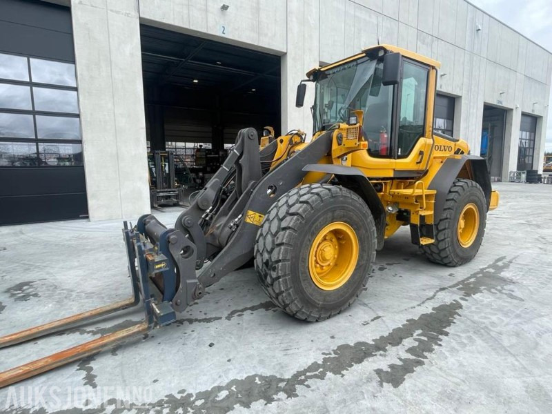 2011 VOLVO L60F HJULLASTER - SPAKSTYRING - NYE DEKK - BBS - 3-4 FUNKSJON - PALLEGAFLER - SKUFFE - KAMERA - MYE PÅKOSTET! - Hjullaster: bilde 1 2011 VOLVO L60F HJULLASTER - SPAKSTYRING - NYE DEKK - BBS - 3-4 FUNKSJON - PALLEGAFLER - SKUFFE - KAMERA - MYE PÅKOSTET! - Hjullaster: bilde 1