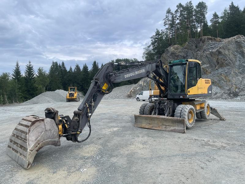 2011 Volvo EW140C Hjulgraver - VA-bom - Sentralsmøring - Bunkringspumpe - Engcon Tiltrotator med klype - Pusseskuffe - Gravemaskin: bilde 1 2011 Volvo EW140C Hjulgraver - VA-bom - Sentralsmøring - Bunkringspumpe - Engcon Tiltrotator med klype - Pusseskuffe - Gravemaskin: bilde 1