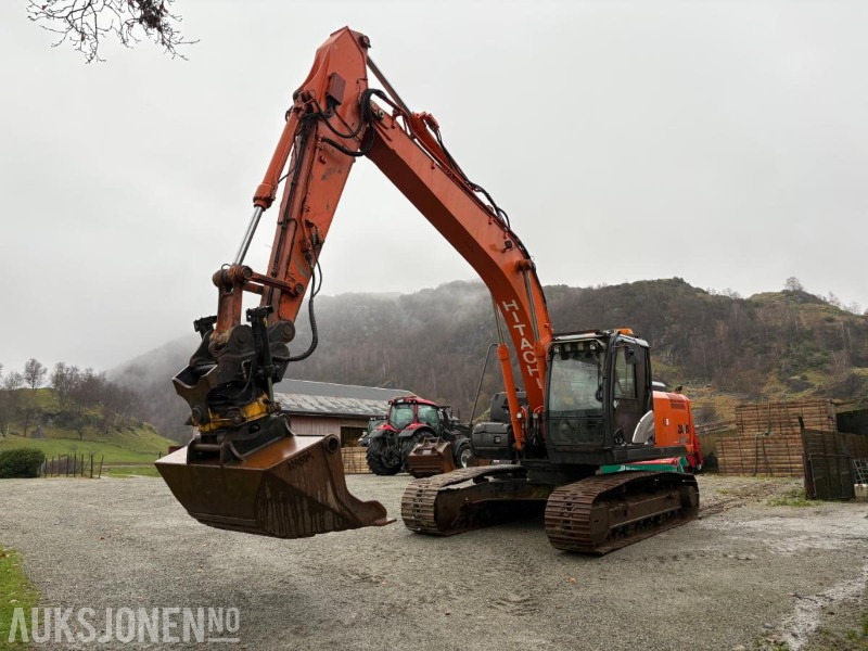 2016 Hitachi ZX210LC-5B med Engcon tiltrotator, planeringsskuffe og Gjerstad graveskuff - Gravemaskin: bilde 1 2016 Hitachi ZX210LC-5B med Engcon tiltrotator, planeringsskuffe og Gjerstad graveskuff - Gravemaskin: bilde 1