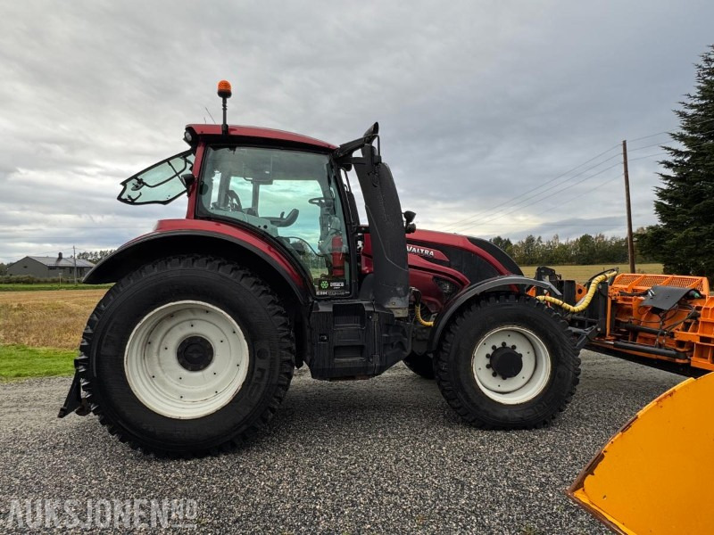 2016 Valtra T174E med Schmidt Tellefsdal U-LS 43.6 plog (2022), Valtra 76 frontlaster og betong lodd - Traktor: bilde 4 2016 Valtra T174E med Schmidt Tellefsdal U-LS 43.6 plog (2022), Valtra 76 frontlaster og betong lodd - Traktor: bilde 4