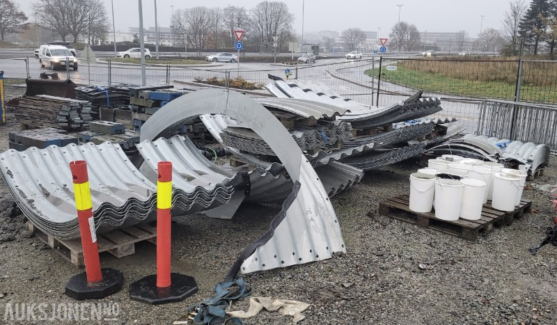 2023 Kulvert/gangtunnel undergang for kryssing av vei eller jernbane - Ligger nå demontert. - Anleggsmaskiner: bilde 4 2023 Kulvert/gangtunnel undergang for kryssing av vei eller jernbane - Ligger nå demontert. - Anleggsmaskiner: bilde 4