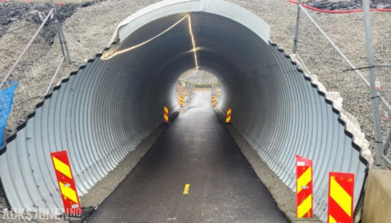 2023 Kulvert/gangtunnel undergang for kryssing av vei eller jernbane - Ligger nå demontert. - Anleggsmaskiner: bilde 1 2023 Kulvert/gangtunnel undergang for kryssing av vei eller jernbane - Ligger nå demontert. - Anleggsmaskiner: bilde 1