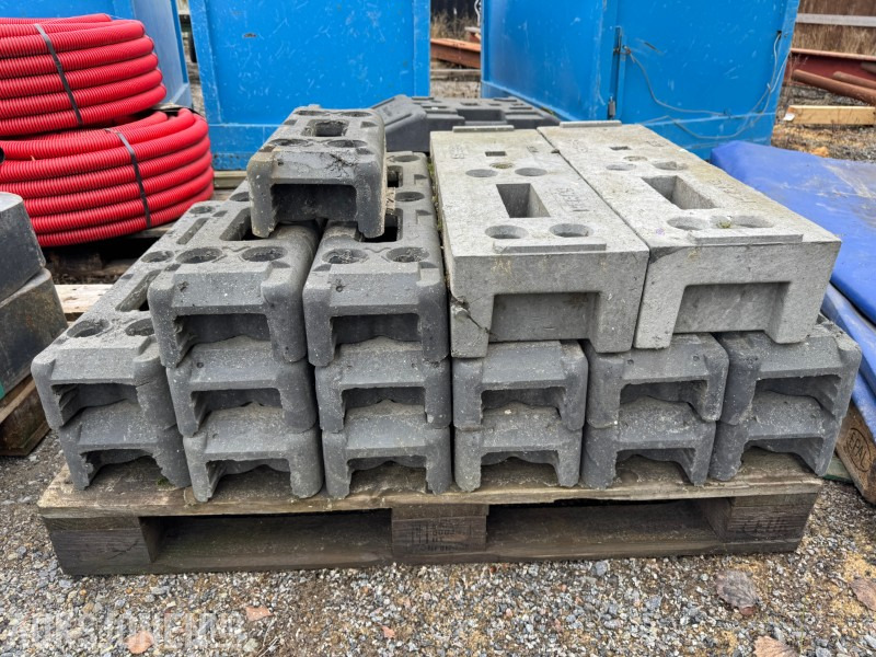 23 stk Gjerde og skiltfundament - Anleggsmaskiner: bilde 1 23 stk Gjerde og skiltfundament - Anleggsmaskiner: bilde 1