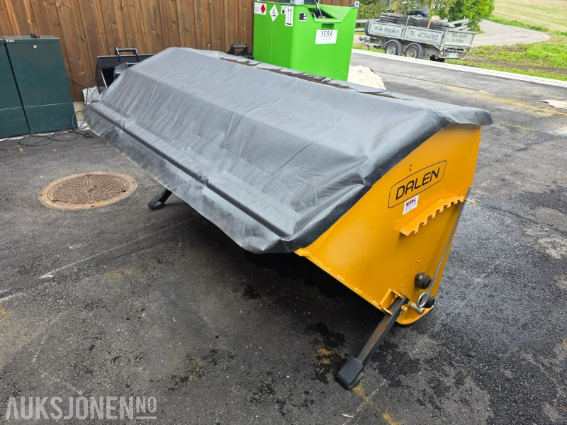 Dalen 2034-U sandstrøer - Hydraulisk - 2 meter strøbredde - 1300 liter - Anleggsmaskiner: bilde 1 Dalen 2034-U sandstrøer - Hydraulisk - 2 meter strøbredde - 1300 liter - Anleggsmaskiner: bilde 1