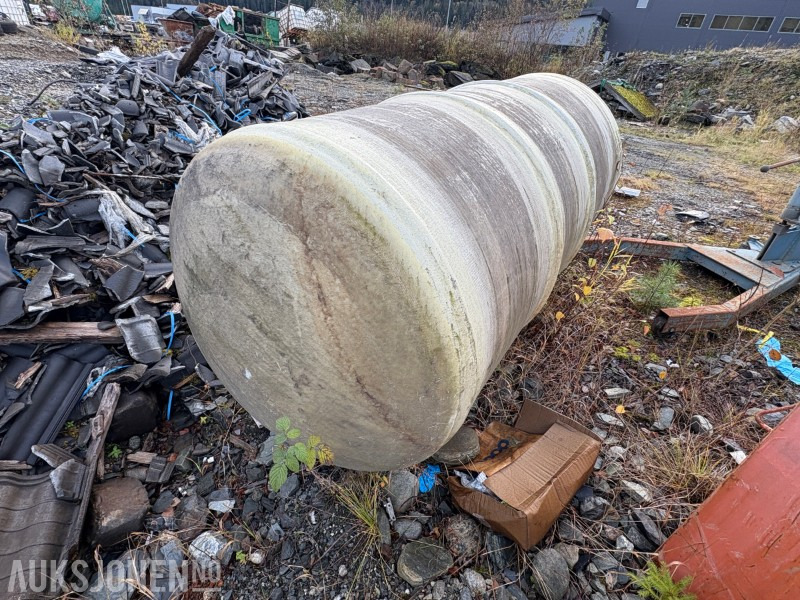 Glassfibertank ca. 3000 liter - Anleggsmaskiner: bilde 2 Glassfibertank ca. 3000 liter - Anleggsmaskiner: bilde 2