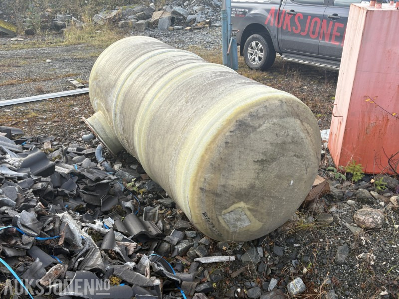 Glassfibertank ca. 3000 liter - Anleggsmaskiner: bilde 1 Glassfibertank ca. 3000 liter - Anleggsmaskiner: bilde 1