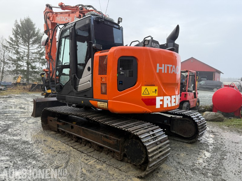 Hitachi ZX135 US-6 EC219, 2 skuffer, sentralsmøring - Gravemaskin: bilde 3 Hitachi ZX135 US-6 EC219, 2 skuffer, sentralsmøring - Gravemaskin: bilde 3