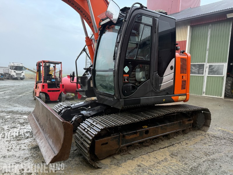 Hitachi ZX135 US-6 EC219, 2 skuffer, sentralsmøring - Gravemaskin: bilde 2 Hitachi ZX135 US-6 EC219, 2 skuffer, sentralsmøring - Gravemaskin: bilde 2