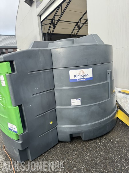 Kingspan Fuelmaster 3500L stasjonær dieseltank med pumpe og låsbart skap. - Anleggsmaskiner: bilde 1 Kingspan Fuelmaster 3500L stasjonær dieseltank med pumpe og låsbart skap. - Anleggsmaskiner: bilde 1