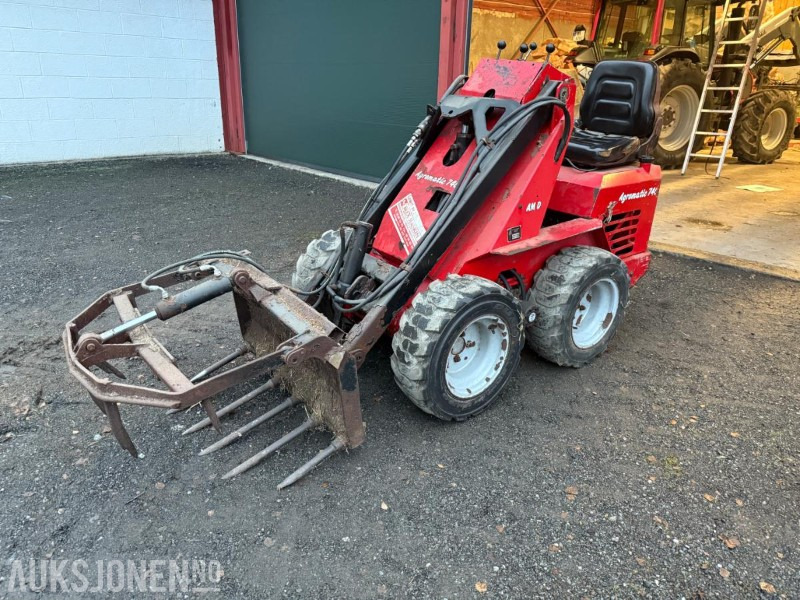 1999 Agromatic 740 Minilaster m/Silograbb/krokodille - Landbruksteknikk: bilde 1 1999 Agromatic 740 Minilaster m/Silograbb/krokodille - Landbruksteknikk: bilde 1