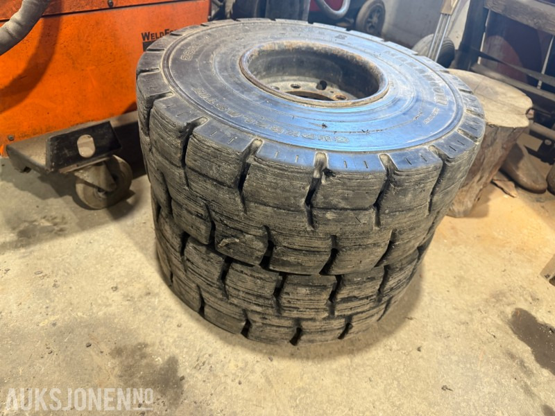 2000 Andre Super Elastic truckdekk – 4 stk - Materialhåndteringsutstyr: bilde 1 2000 Andre Super Elastic truckdekk – 4 stk - Materialhåndteringsutstyr: bilde 1