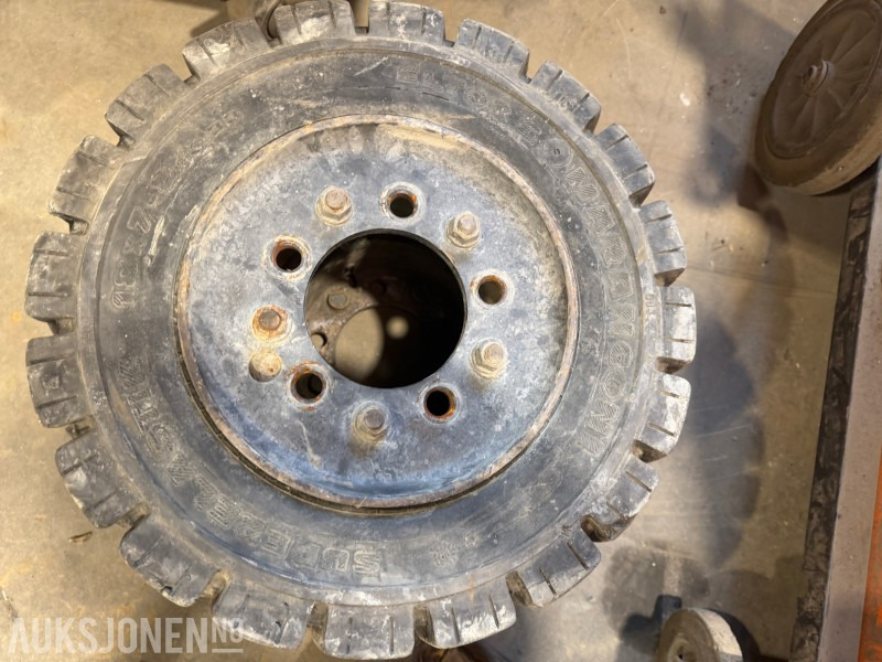 2000 Andre Super Elastic truckdekk – 4 stk - Materialhåndteringsutstyr: bilde 4 2000 Andre Super Elastic truckdekk – 4 stk - Materialhåndteringsutstyr: bilde 4