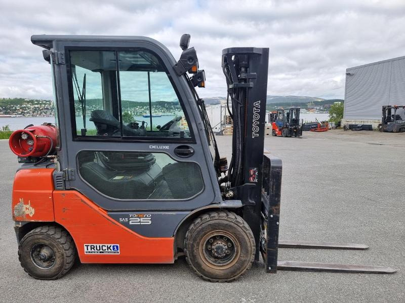 2010 Toyota 2010 Toyota 02-8FGF25 - 2,5 tonns propantruck - 4,7 m løftehøyde - Materialhåndteringsutstyr: bilde 2 2010 Toyota 2010 Toyota 02-8FGF25 - 2,5 tonns propantruck - 4,7 m løftehøyde - Materialhåndteringsutstyr: bilde 2