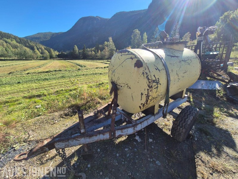 Mobil Dieseltank med hjulgang ca 1400 l - Anleggsmaskiner: bilde 1 Mobil Dieseltank med hjulgang ca 1400 l - Anleggsmaskiner: bilde 1
