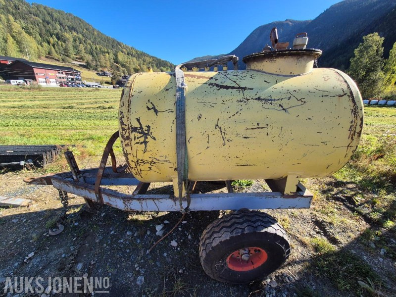 Mobil Dieseltank med hjulgang ca 1400 l - Anleggsmaskiner: bilde 2 Mobil Dieseltank med hjulgang ca 1400 l - Anleggsmaskiner: bilde 2