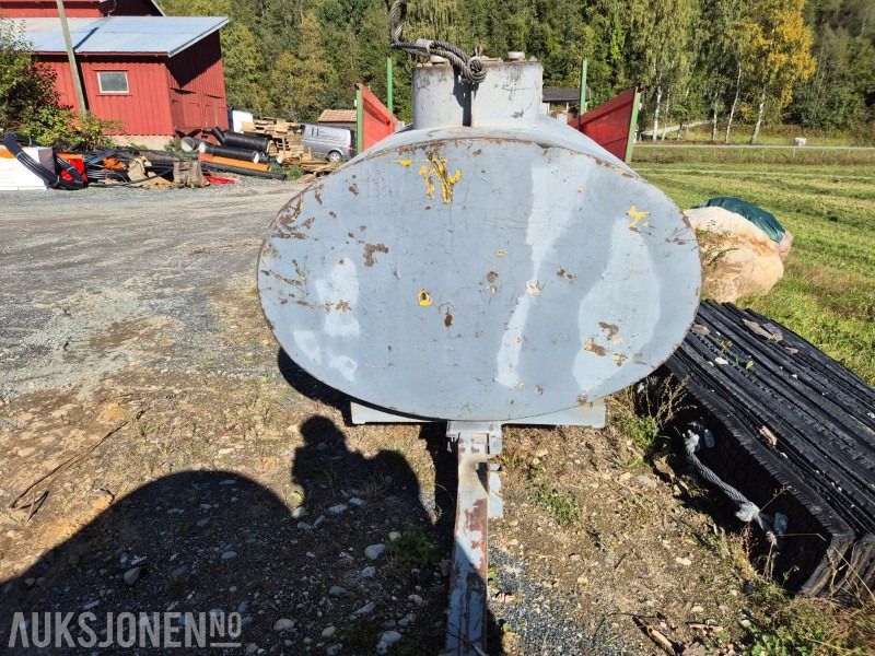 Mobil Dieseltank med hjulgang ca 1900 l - Anleggsmaskiner: bilde 2 Mobil Dieseltank med hjulgang ca 1900 l - Anleggsmaskiner: bilde 2