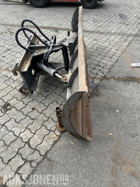 Snøskjær til liten hjullaster Lille BM (Volvo L-30 feste) - Snøplog: bilde 2 Snøskjær til liten hjullaster Lille BM (Volvo L-30 feste) - Snøplog: bilde 2