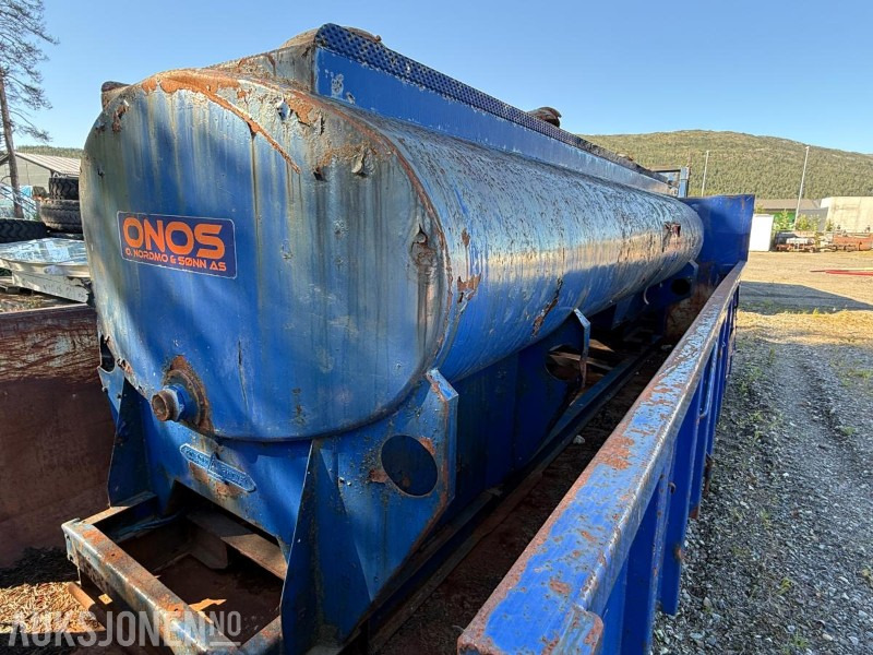 Vanntank på krokløftramme - Anleggsmaskiner: bilde 1 Vanntank på krokløftramme - Anleggsmaskiner: bilde 1