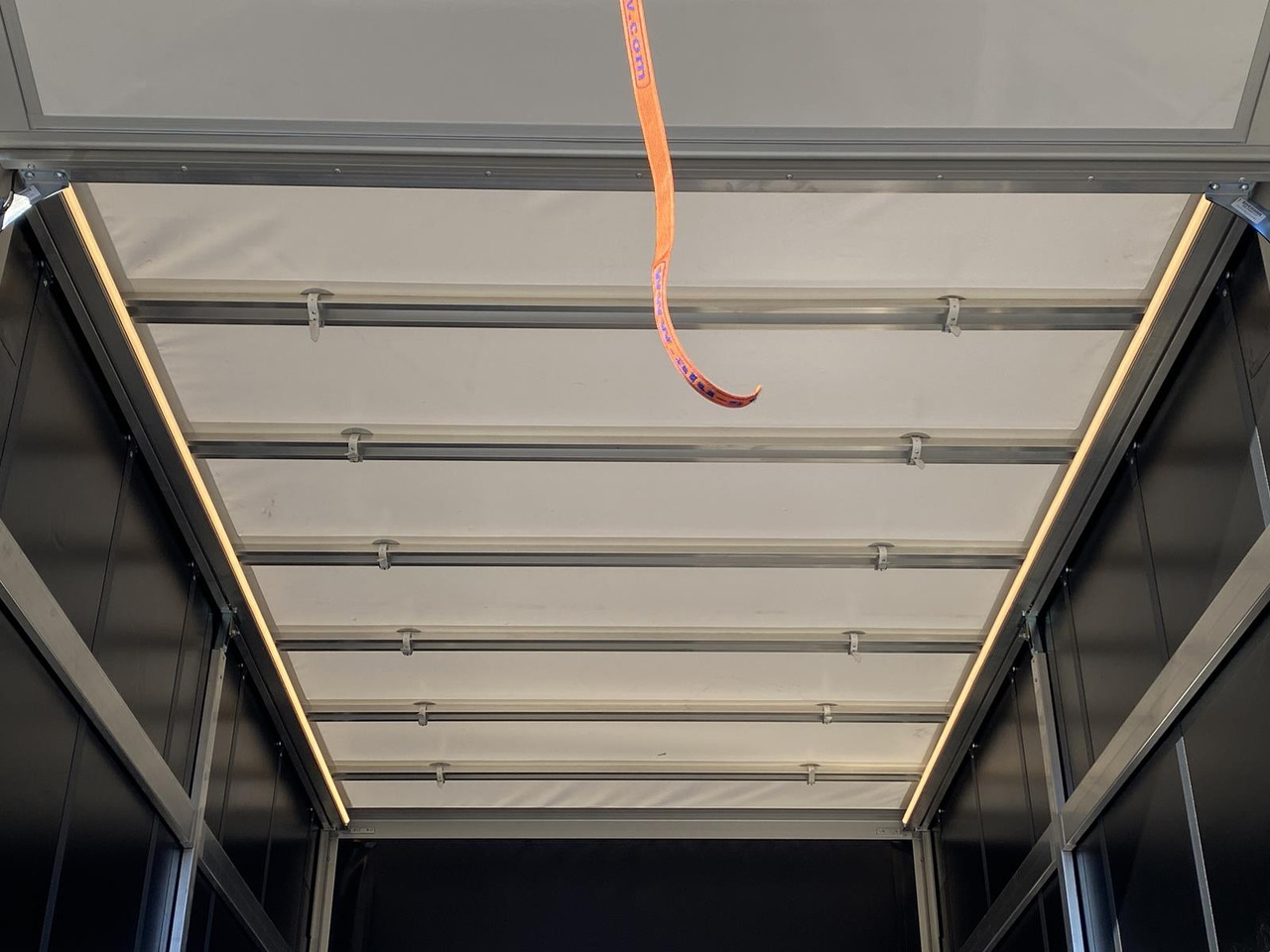 Leie IVECO DAILY 35S18HP D30C | PRITSCHE PLANE + SCHLAFKABINE + LADERAMPE IVECO DAILY 35S18HP D30C | PRITSCHE PLANE + SCHLAFKABINE + LADERAMPE: bilde 13 Leie IVECO DAILY 35S18HP D30C | PRITSCHE PLANE + SCHLAFKABINE + LADERAMPE IVECO DAILY 35S18HP D30C | PRITSCHE PLANE + SCHLAFKABINE + LADERAMPE: bilde 13