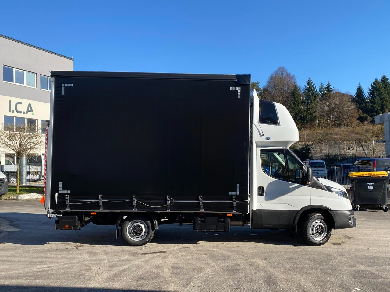 IVECO DAILY 35S18HP D30C | PRITSCHE PLANE + SCHLAFKABINE + LADERAMPE - Varebil med kapell: bilde 2 IVECO DAILY 35S18HP D30C | PRITSCHE PLANE + SCHLAFKABINE + LADERAMPE - Varebil med kapell: bilde 2