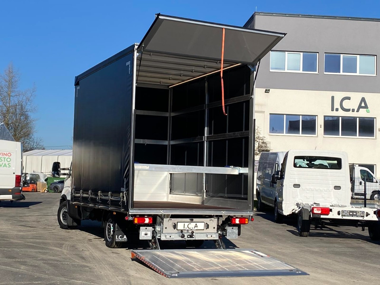 IVECO DAILY 35S18HP D30C | PRITSCHE PLANE + SCHLAFKABINE + LADERAMPE - Varebil med kapell: bilde 4 IVECO DAILY 35S18HP D30C | PRITSCHE PLANE + SCHLAFKABINE + LADERAMPE - Varebil med kapell: bilde 4
