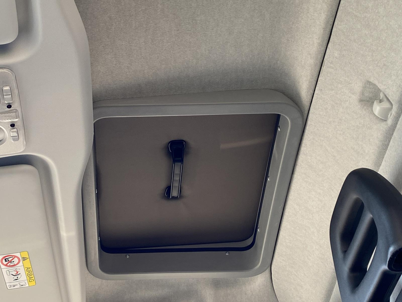 Leie IVECO DAILY 35S18HP D30C | PRITSCHE PLANE + SCHLAFKABINE + LADERAMPE IVECO DAILY 35S18HP D30C | PRITSCHE PLANE + SCHLAFKABINE + LADERAMPE: bilde 8 Leie IVECO DAILY 35S18HP D30C | PRITSCHE PLANE + SCHLAFKABINE + LADERAMPE IVECO DAILY 35S18HP D30C | PRITSCHE PLANE + SCHLAFKABINE + LADERAMPE: bilde 8