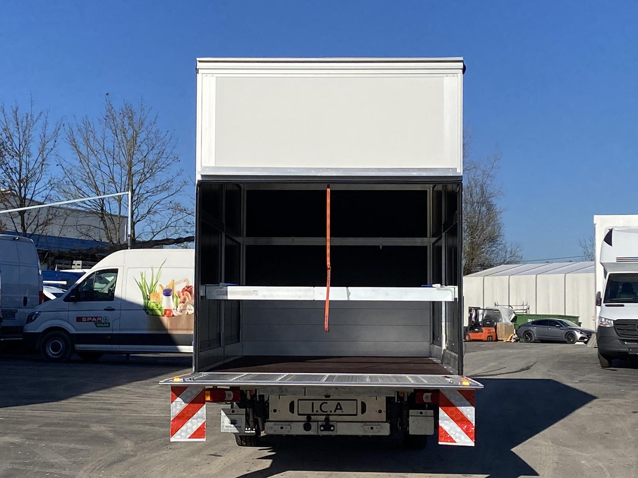 Leie IVECO DAILY 35S18HP D30C | PRITSCHE PLANE + SCHLAFKABINE + LADERAMPE IVECO DAILY 35S18HP D30C | PRITSCHE PLANE + SCHLAFKABINE + LADERAMPE: bilde 20 Leie IVECO DAILY 35S18HP D30C | PRITSCHE PLANE + SCHLAFKABINE + LADERAMPE IVECO DAILY 35S18HP D30C | PRITSCHE PLANE + SCHLAFKABINE + LADERAMPE: bilde 20