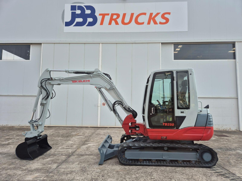 Takeuchi TB250 - Minigraver: bilde 1 Takeuchi TB250 - Minigraver: bilde 1