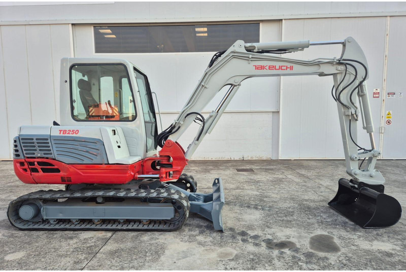 Takeuchi TB250 - Minigraver: bilde 2 Takeuchi TB250 - Minigraver: bilde 2