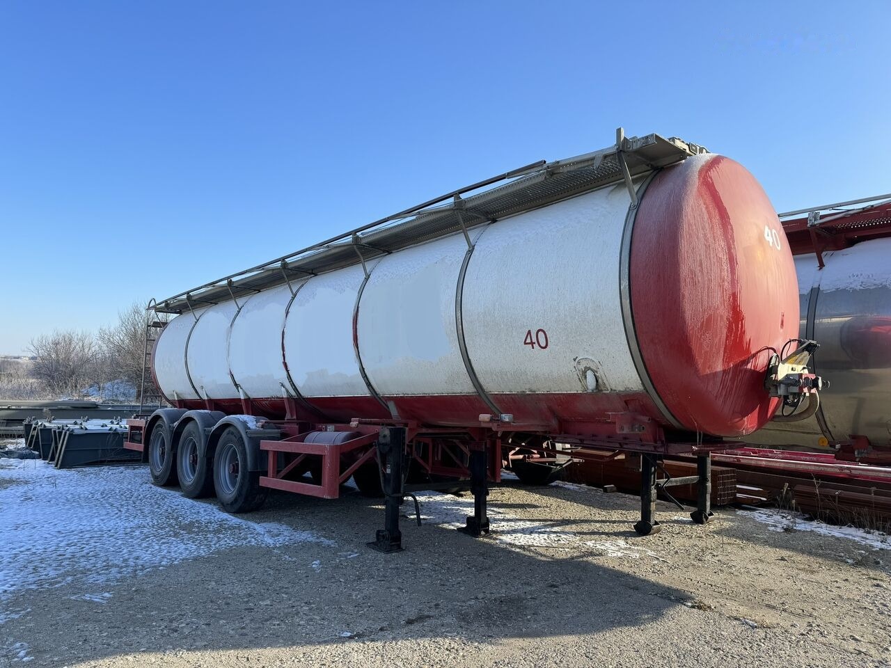 LAG cisterna 30 T - sasiu inox - inox alimentar - 1998 - Tanksemi: bilde 1 LAG cisterna 30 T - sasiu inox - inox alimentar - 1998 - Tanksemi: bilde 1