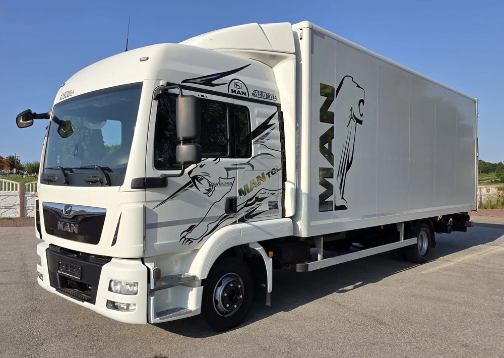 MAN TGL 12.250 / KONTENER / IZOTERMA / WINDA / 2019R / EURO 6 / PEŁEN SERWIS / 6 TON ŁADOWNOŚĆ / SPROWADZONY / ZADBANY / JAK NOWY / KSIĄŻKA SERWISOWA / E6 / 17 PALET - Skapbil: bilde 1 MAN TGL 12.250 / KONTENER / IZOTERMA / WINDA / 2019R / EURO 6 / PEŁEN SERWIS / 6 TON ŁADOWNOŚĆ / SPROWADZONY / ZADBANY / JAK NOWY / KSIĄŻKA SERWISOWA / E6 / 17 PALET - Skapbil: bilde 1