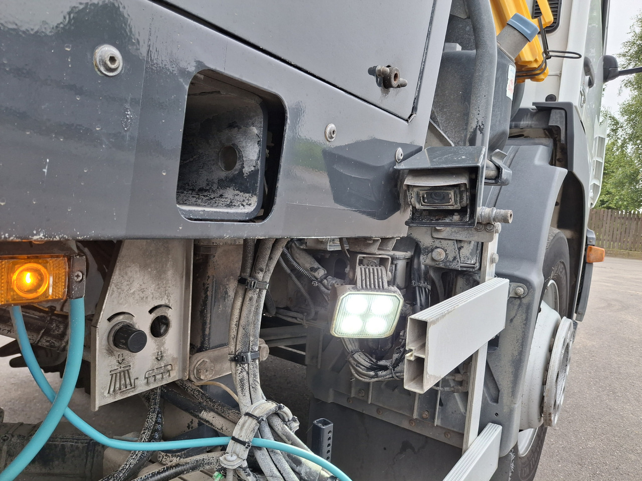 Feiebil MERCEDES-BENZ Atego 1523 Zamiatarka Kehrmaschine Schmidt Street King 660 Euro 6 PM10 2 Motoren Szczotki L/R 2016r: bilde 9 Feiebil MERCEDES-BENZ Atego 1523 Zamiatarka Kehrmaschine Schmidt Street King 660 Euro 6 PM10 2 Motoren Szczotki L/R 2016r: bilde 9