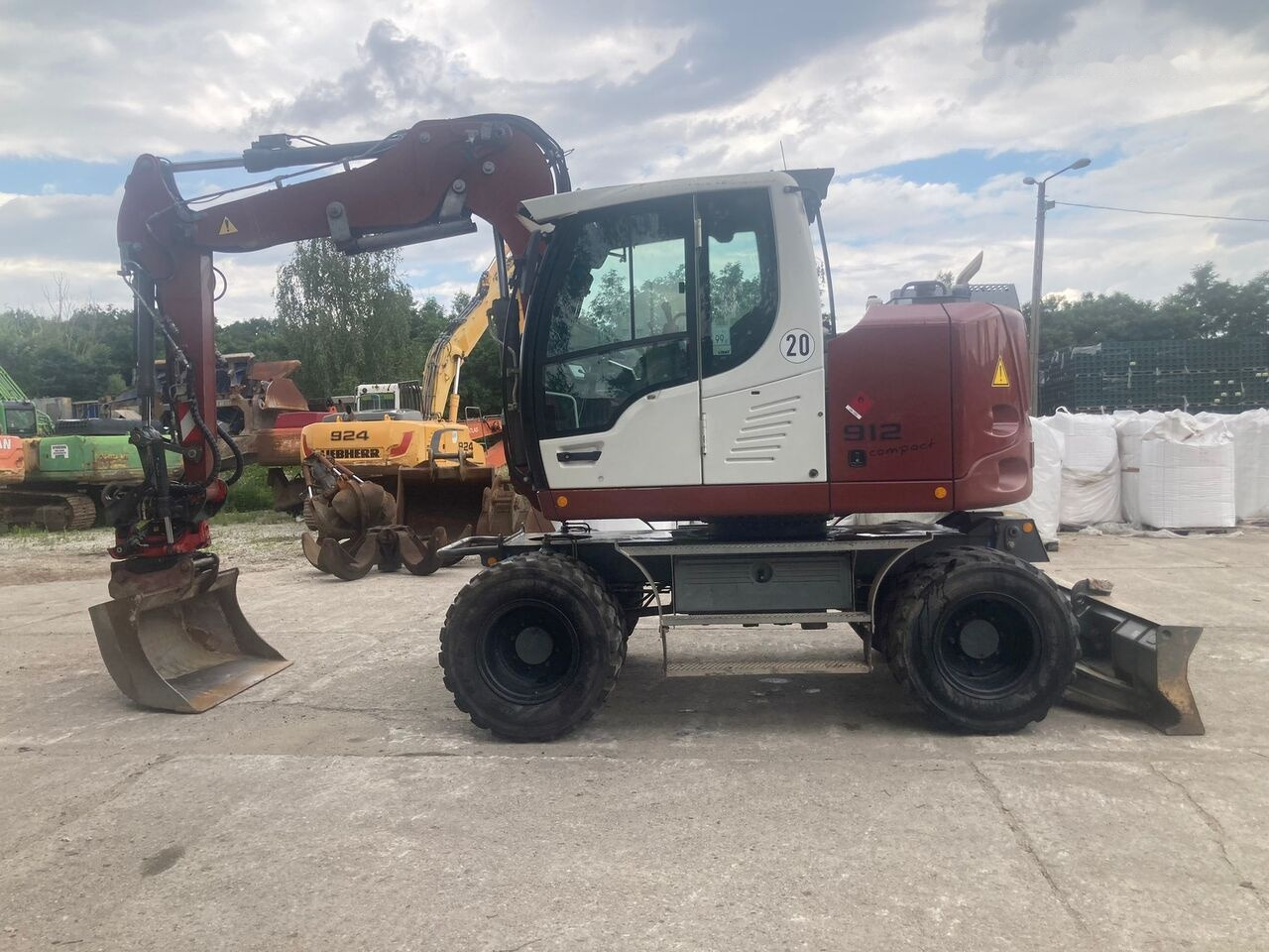 Liebherr A 912 Compact Rotator R4 - Hjulgraver: bilde 1 Liebherr A 912 Compact Rotator R4 - Hjulgraver: bilde 1