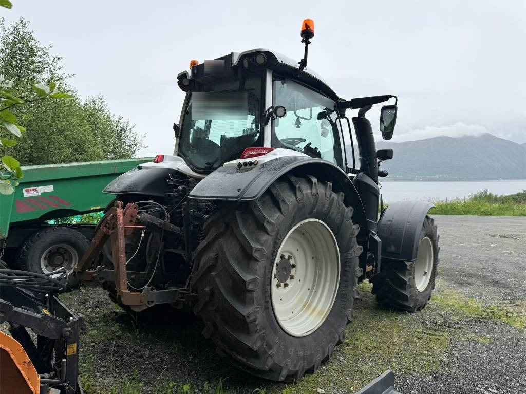 Valtra N 174 med frontlaster - Traktor: bilde 3 Valtra N 174 med frontlaster - Traktor: bilde 3