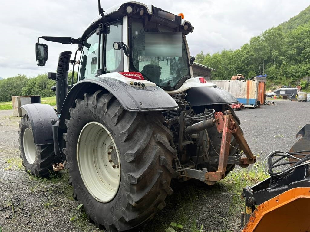 Valtra N 174 med frontlaster - Traktor: bilde 5 Valtra N 174 med frontlaster - Traktor: bilde 5