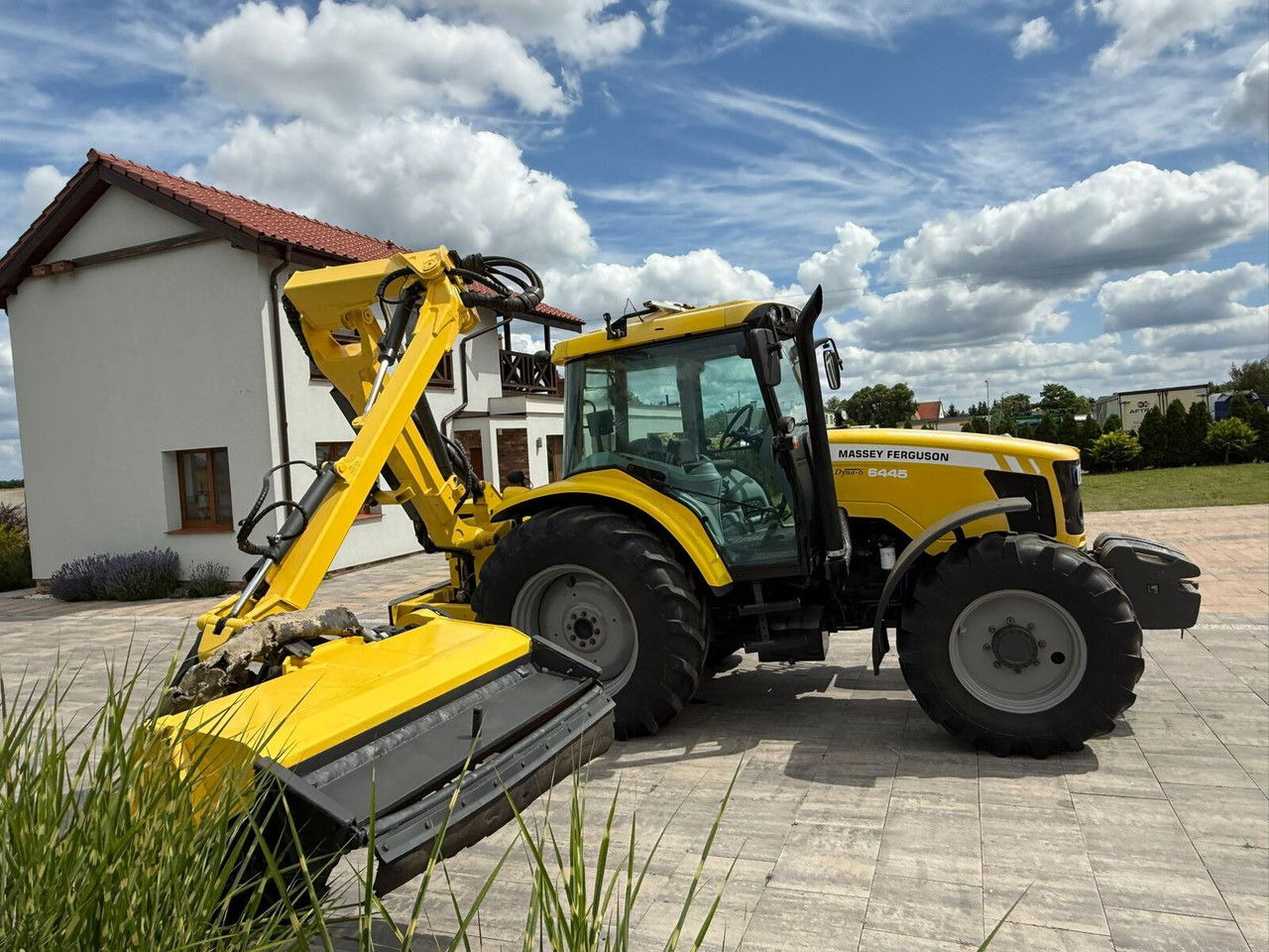 Massey Ferguson 6445 z kosiarką wysięgnikową do poboczy Rousseau T hénor 510 L FI - Traktor: bilde 4 Massey Ferguson 6445 z kosiarką wysięgnikową do poboczy Rousseau T hénor 510 L FI - Traktor: bilde 4
