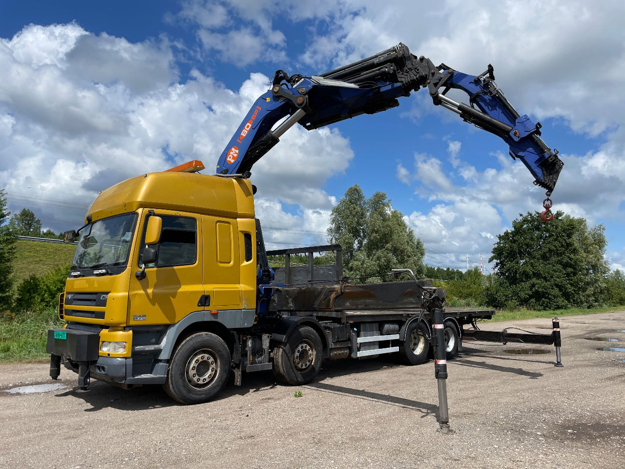 DAF CF 85.410 PM 80 crane laadkraan met jib en frontstempels - Kranbil: bilde 1 DAF CF 85.410 PM 80 crane laadkraan met jib en frontstempels - Kranbil: bilde 1