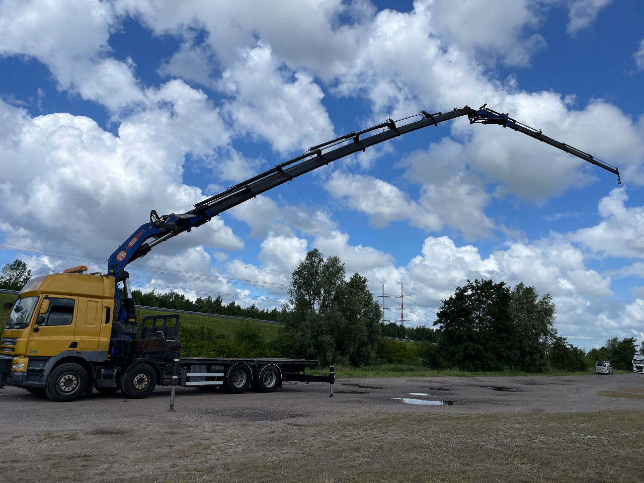 DAF CF 85.410 PM 80 crane laadkraan met jib en frontstempels - Kranbil: bilde 2 DAF CF 85.410 PM 80 crane laadkraan met jib en frontstempels - Kranbil: bilde 2