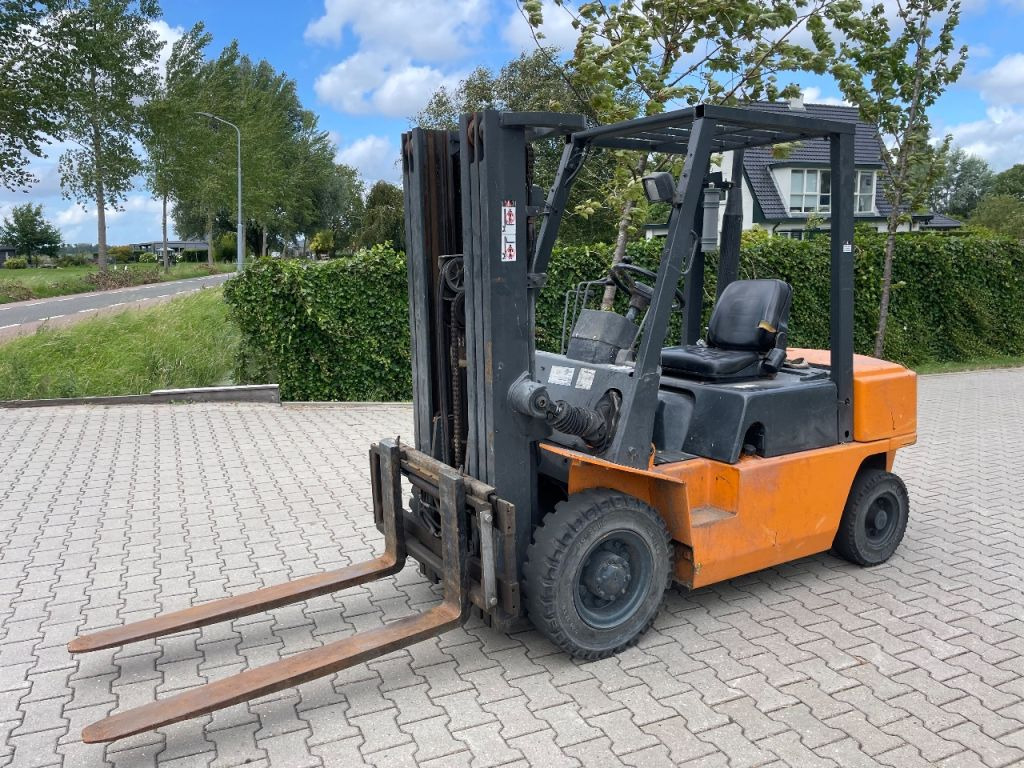 Nissan FJ02A25U 2.5 ton diesel triplo freelift heftruck - Gaffeltruck: bilde 1 Nissan FJ02A25U 2.5 ton diesel triplo freelift heftruck - Gaffeltruck: bilde 1
