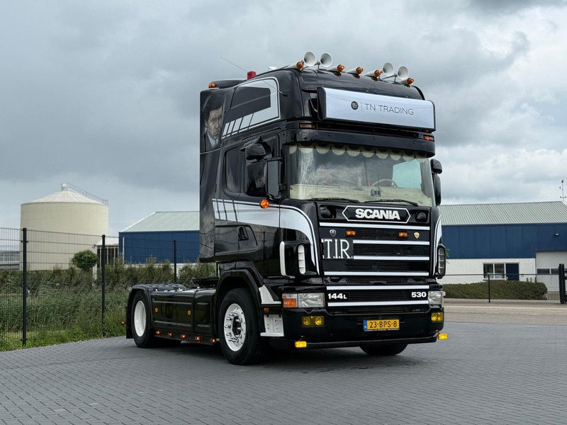 Scania R 144 530 SHOW TRUCK, INTERIEUR, OPEN UITLAAT, HOBBY, TOP. - Trekkvogn: bilde 1 Scania R 144 530 SHOW TRUCK, INTERIEUR, OPEN UITLAAT, HOBBY, TOP. - Trekkvogn: bilde 1