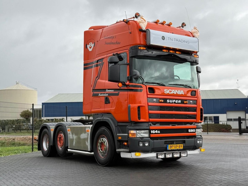 Scania R 164 GA 6X2/4 NA 580 SHOW TRUCK, GESTUURDE VOORLOPER, COMPLEET, TOP. - Trekkvogn: bilde 1 Scania R 164 GA 6X2/4 NA 580 SHOW TRUCK, GESTUURDE VOORLOPER, COMPLEET, TOP. - Trekkvogn: bilde 1