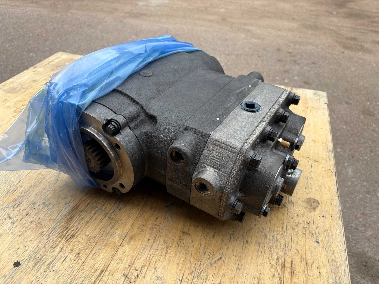 Air Dryer Compressor Cummins ST-676 - A/C kompressor: bilde 1 Air Dryer Compressor Cummins ST-676 - A/C kompressor: bilde 1
