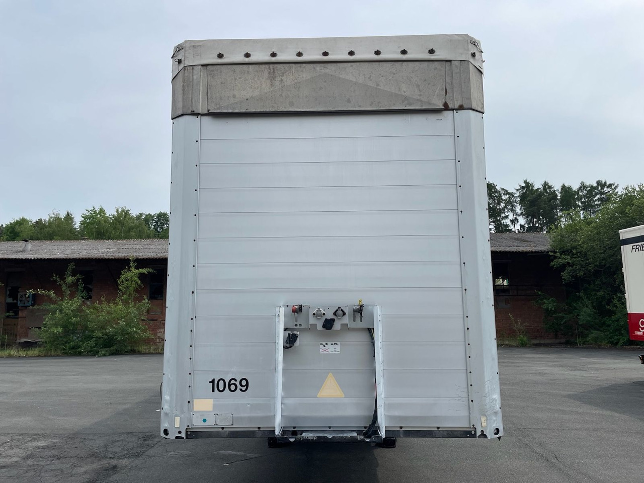 Schmitz Cargobull S01 3-Achs/Pritsche+Plane/13,5m/28050kg-Nutzlast - Gardintrailer: bilde 2 Schmitz Cargobull S01 3-Achs/Pritsche+Plane/13,5m/28050kg-Nutzlast - Gardintrailer: bilde 2